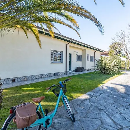 Quiet Oasis, Garden And Italian Charm Forte dei Marmi