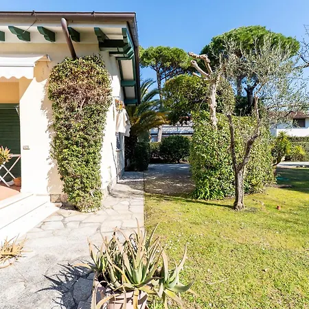 Villa Quiet Oasis, Garden And Italian Charm Forte dei Marmi