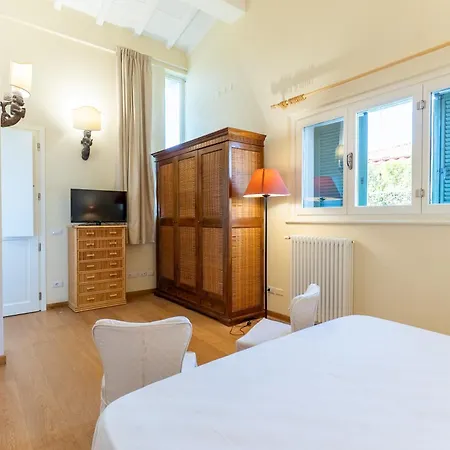 Quiet Oasis, Garden And Italian Charm Forte dei Marmi