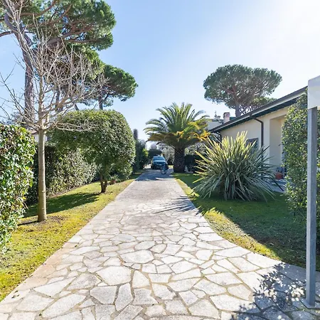Villa Quiet Oasis, Garden And Italian Charm Forte dei Marmi